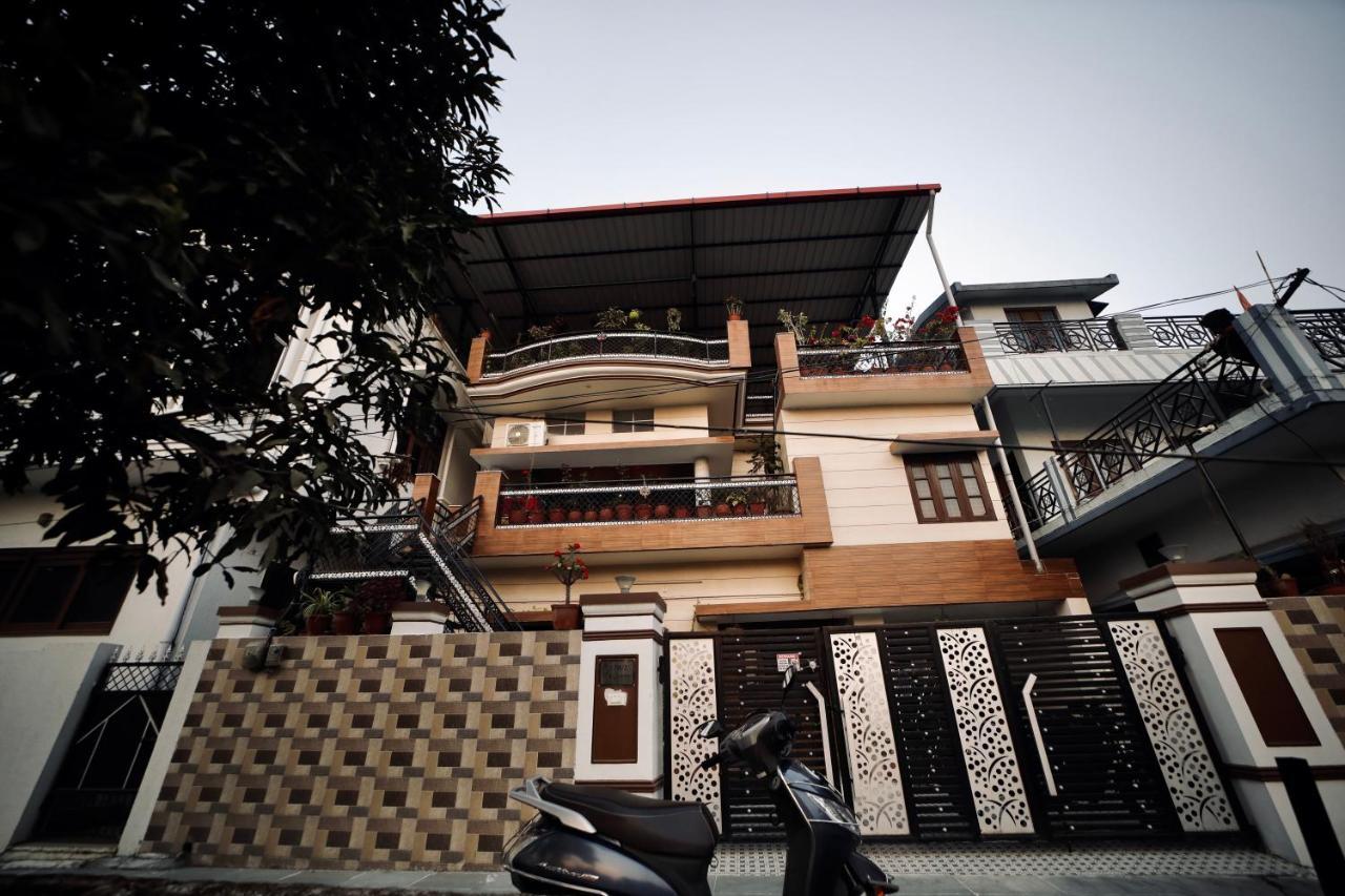 Hotel The Location, A Penthouse Dehradun Zewnętrze zdjęcie