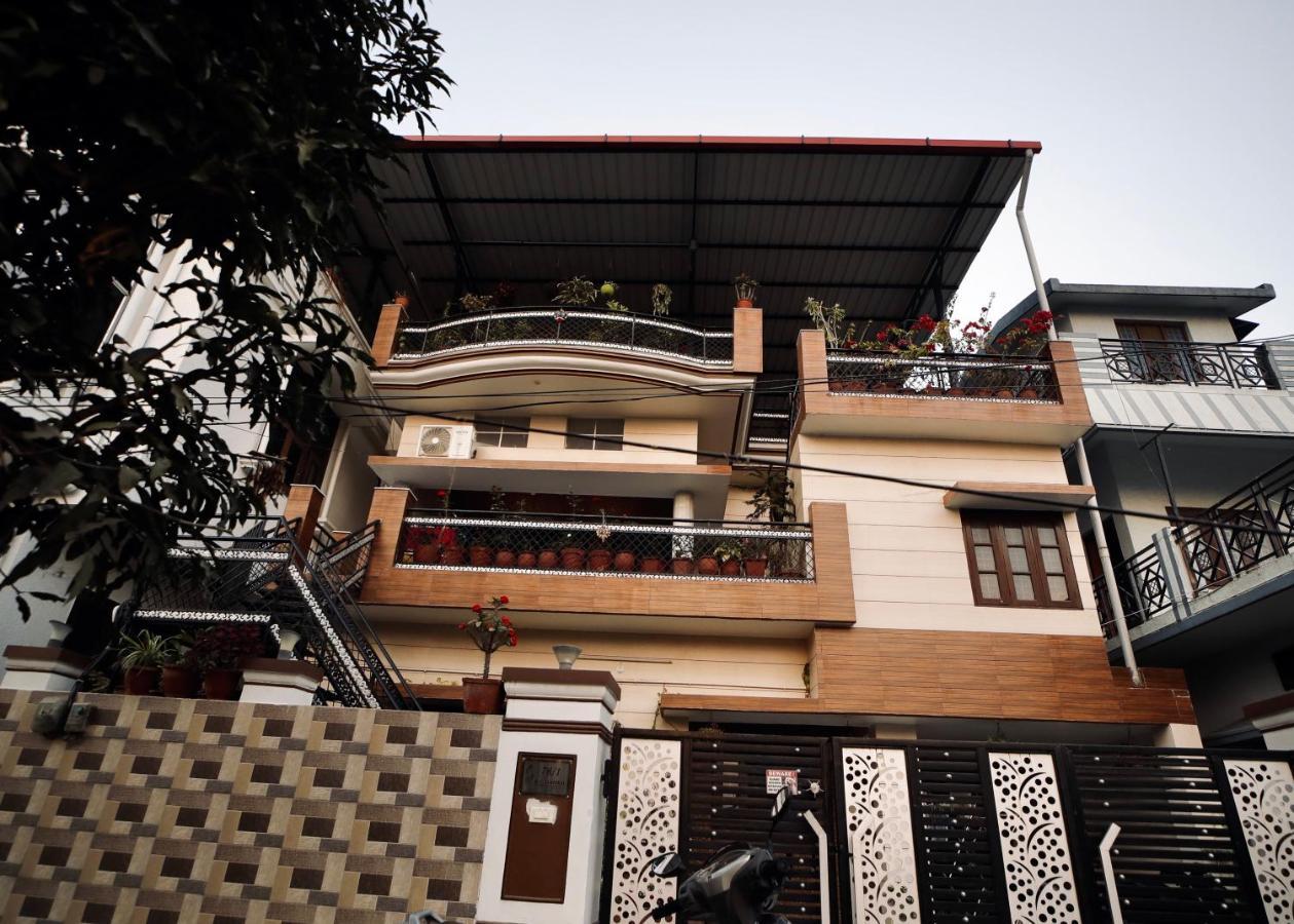 Hotel The Location, A Penthouse Dehradun Zewnętrze zdjęcie