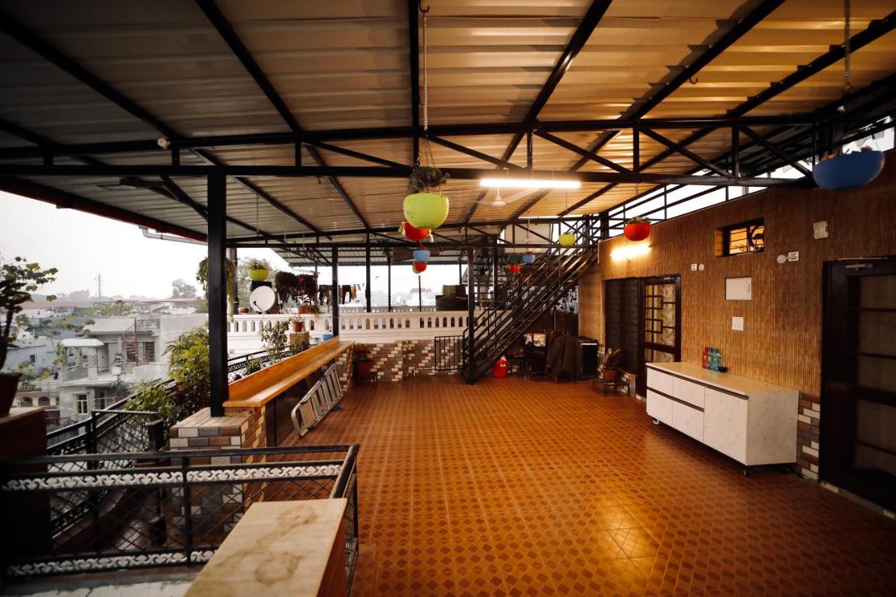 Hotel The Location, A Penthouse Dehradun Zewnętrze zdjęcie